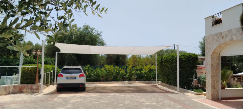 Parcheggio con telo d'ombra